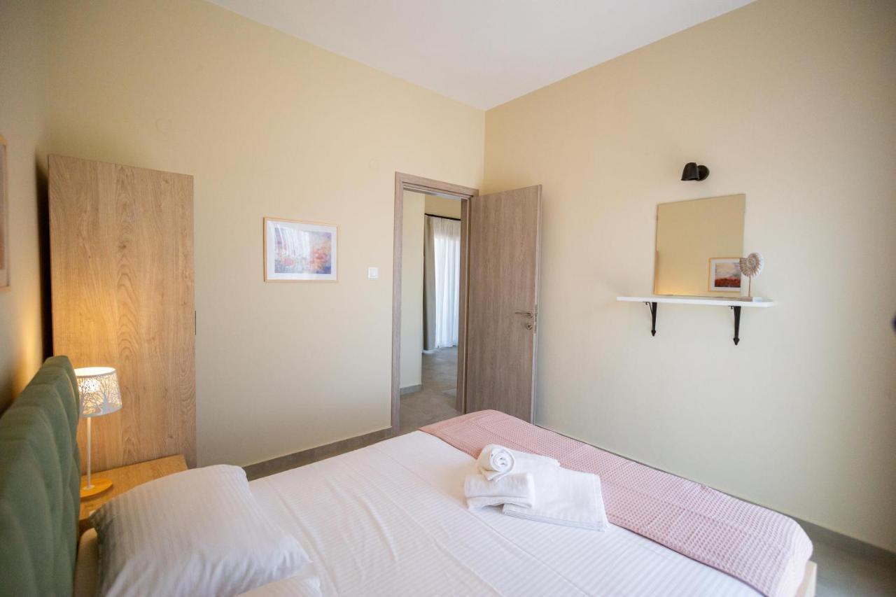 Varkes Suites 2 Néa Mudaniá Kültér fotó